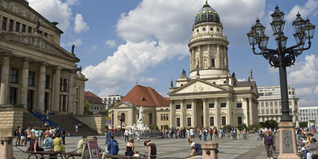 Konzerthaus und Französischer Dom auf dem Berliner Gendarmenmarkt